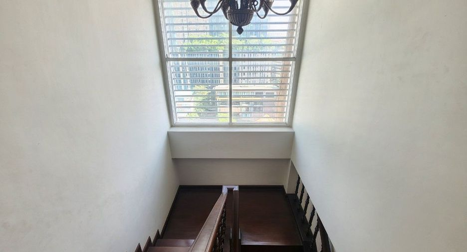For rent 4 bedrooms apartment in Pathum Wan, Bangkok