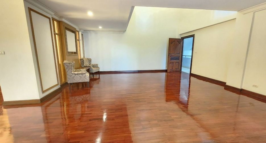 For rent 4 bedrooms apartment in Pathum Wan, Bangkok