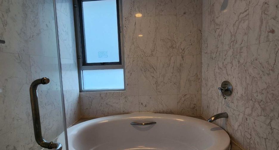 For rent 3 bedrooms apartment in Khlong Toei, Bangkok