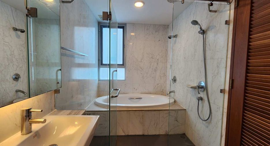 For rent 3 bedrooms apartment in Khlong Toei, Bangkok