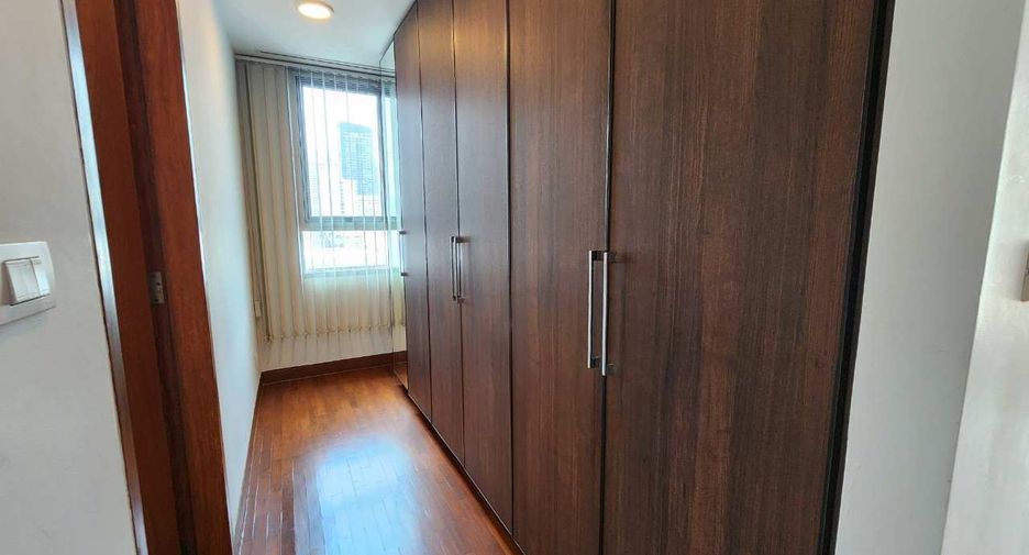 For rent 3 bedrooms apartment in Khlong Toei, Bangkok