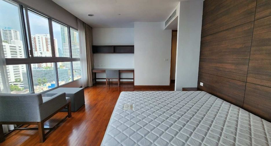 For rent 3 bedrooms apartment in Khlong Toei, Bangkok