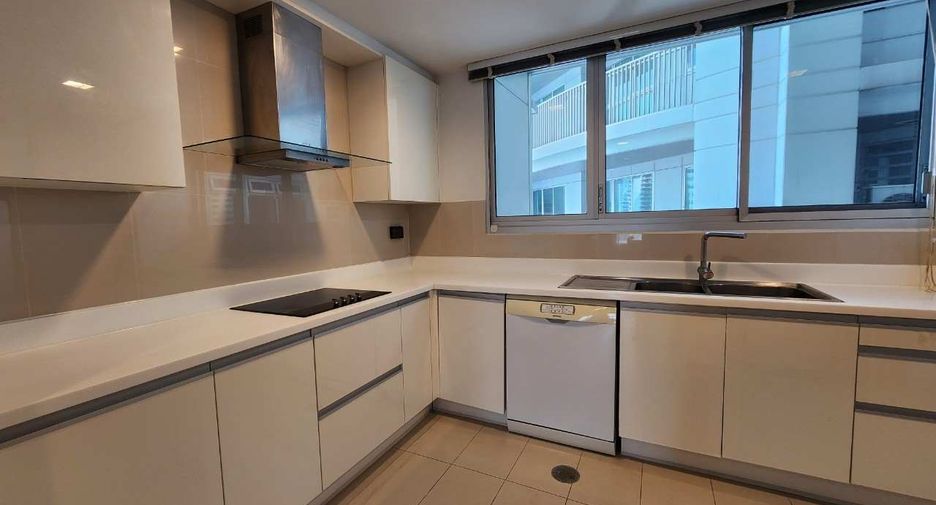 For rent 3 bedrooms apartment in Khlong Toei, Bangkok