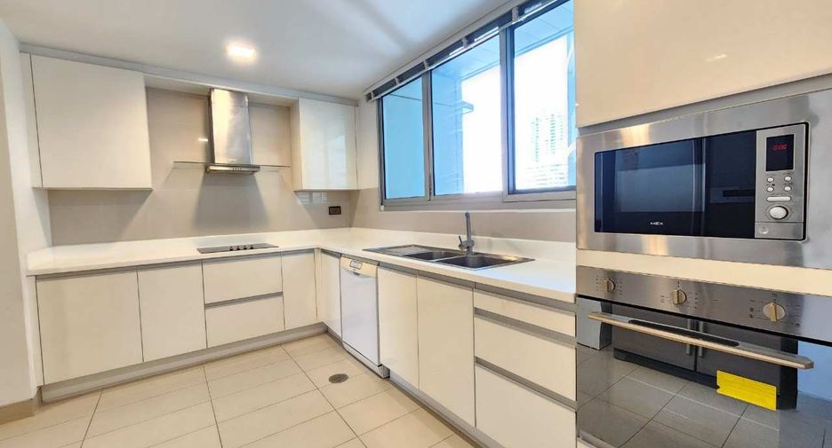 For rent 3 bedrooms apartment in Khlong Toei, Bangkok