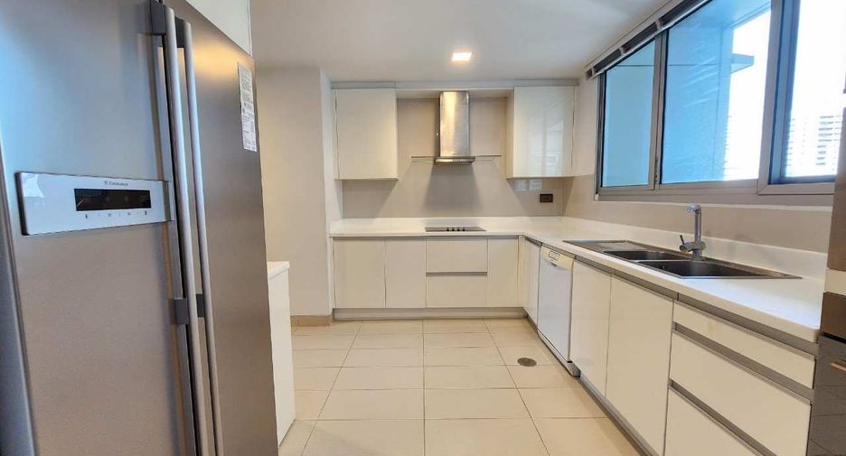 For rent 3 bedrooms apartment in Khlong Toei, Bangkok