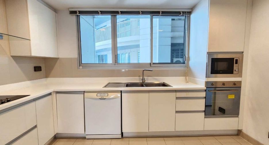 For rent 3 bedrooms apartment in Khlong Toei, Bangkok