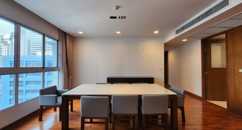 For rent 3 bedrooms apartment in Khlong Toei, Bangkok