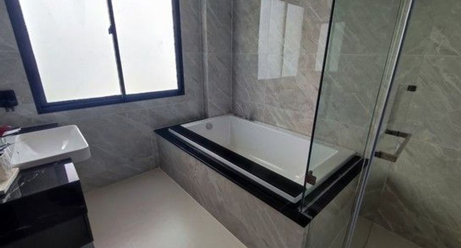 For sale 4 bedrooms house in Khan Na Yao, Bangkok