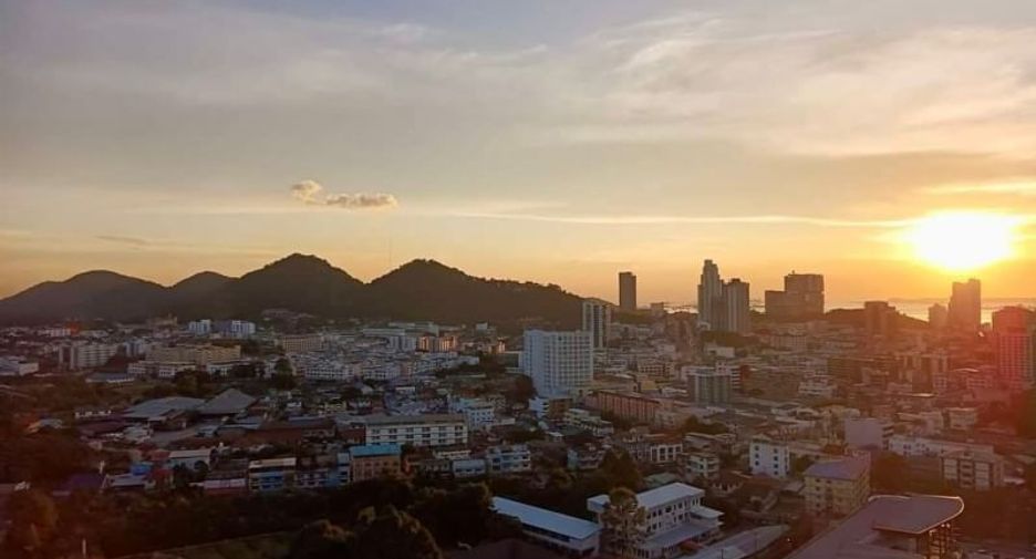 Condo en alquiler de 2 habitaciones en Si Racha, Chonburi