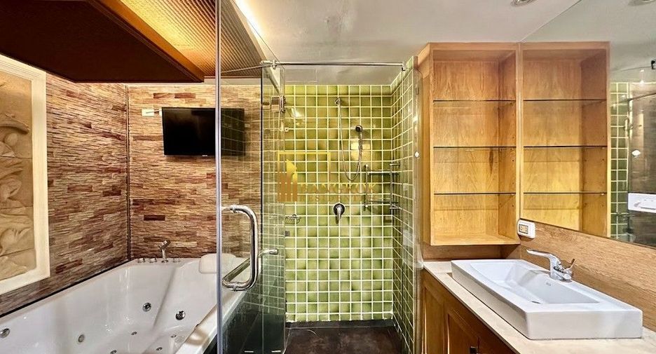 For rent 3 bedrooms condo in Khlong Toei, Bangkok