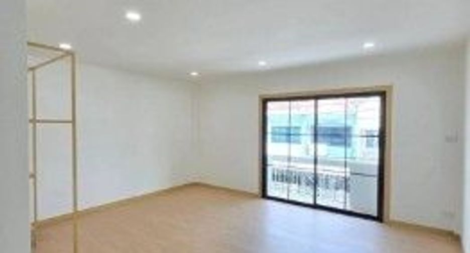 For sale 4 Beds townhouse in Bang Bua Thong, Nonthaburi