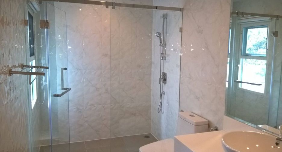 À louer 2 chambres appartement avec services à Khlong Toei, Bangkok