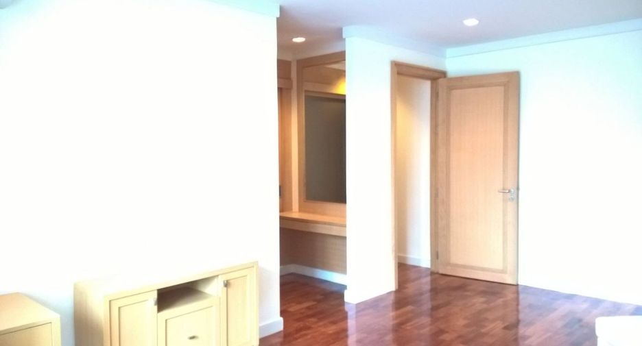 À louer 2 chambres appartement avec services à Khlong Toei, Bangkok