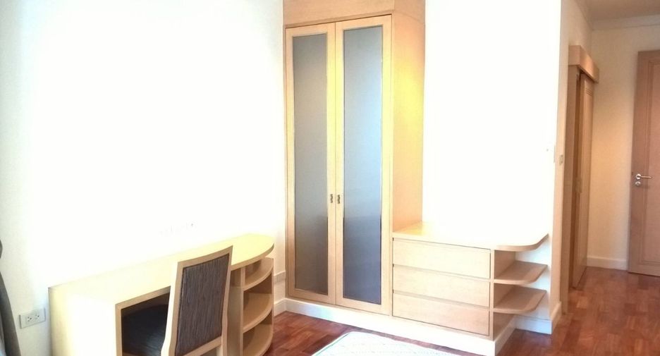 À louer 2 chambres appartement avec services à Khlong Toei, Bangkok