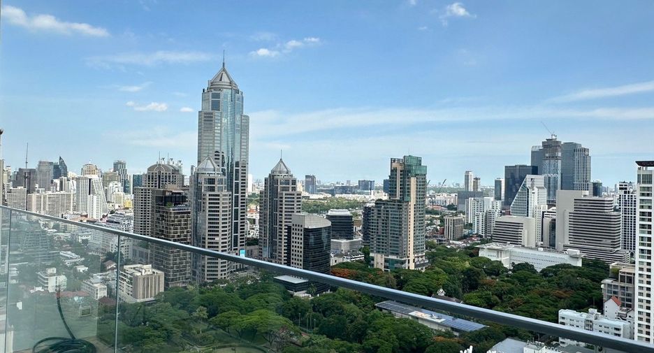 For rent そして for sale 3 Beds condo in Pathum Wan, Bangkok