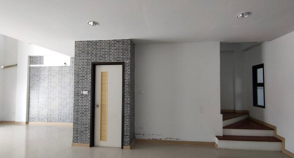Casa adosada en venta de estudio en Saphan Sung, Bangkok
