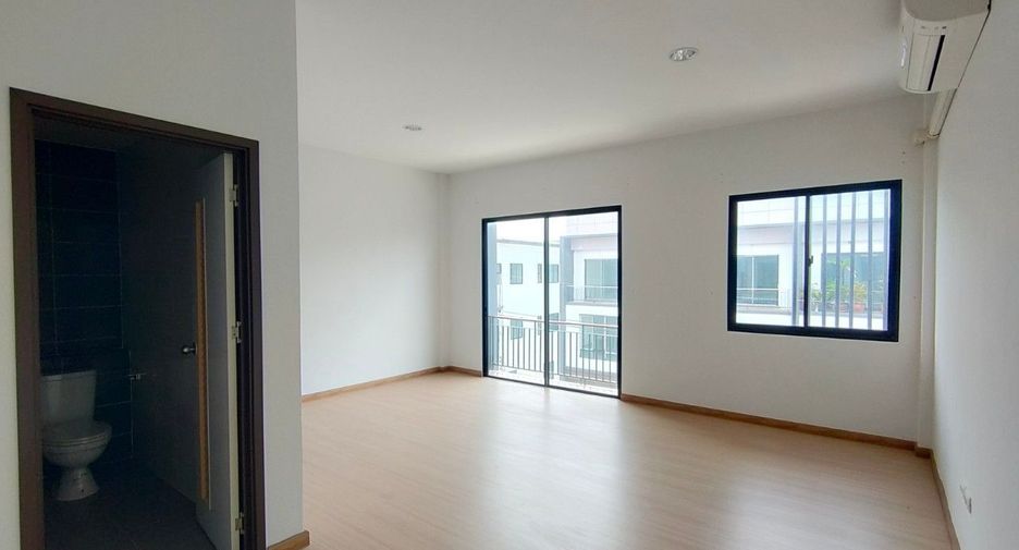 Casa adosada en venta de estudio en Saphan Sung, Bangkok