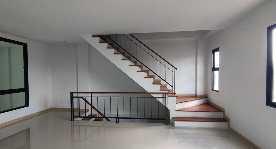 Casa adosada en venta de estudio en Saphan Sung, Bangkok