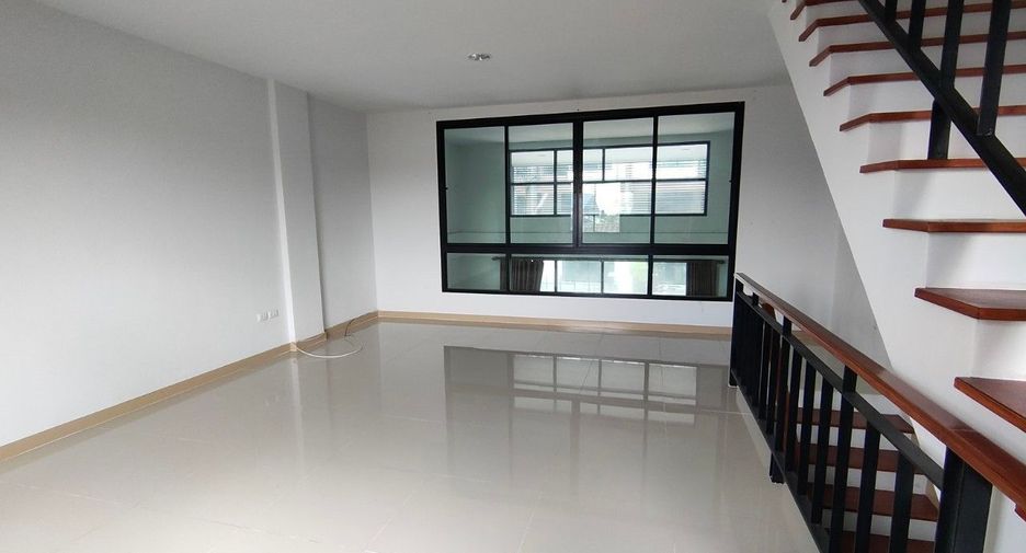 Casa adosada en venta de estudio en Saphan Sung, Bangkok