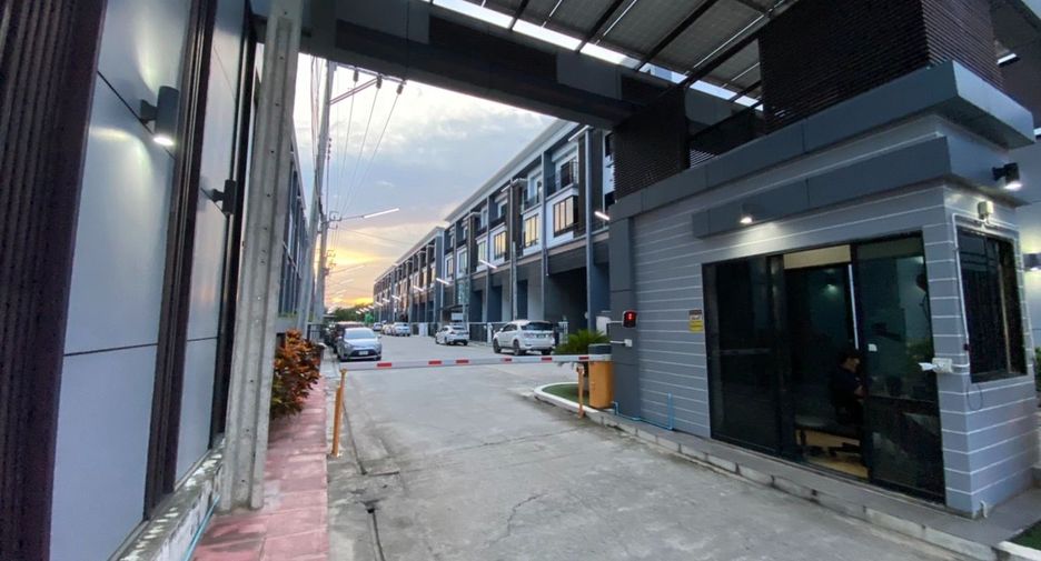 Casa adosada en venta de estudio en Saphan Sung, Bangkok