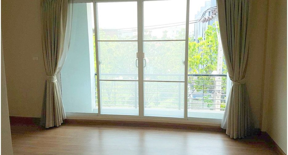 À vendre studio maison de ville à Lat Phrao, Bangkok