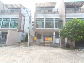 Reihenhaus zum Kauf mit Studio in Thung Khru, Bangkok