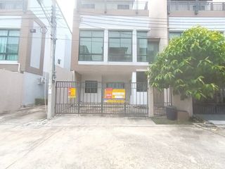Reihenhaus zum Kauf mit Studio in Thung Khru, Bangkok