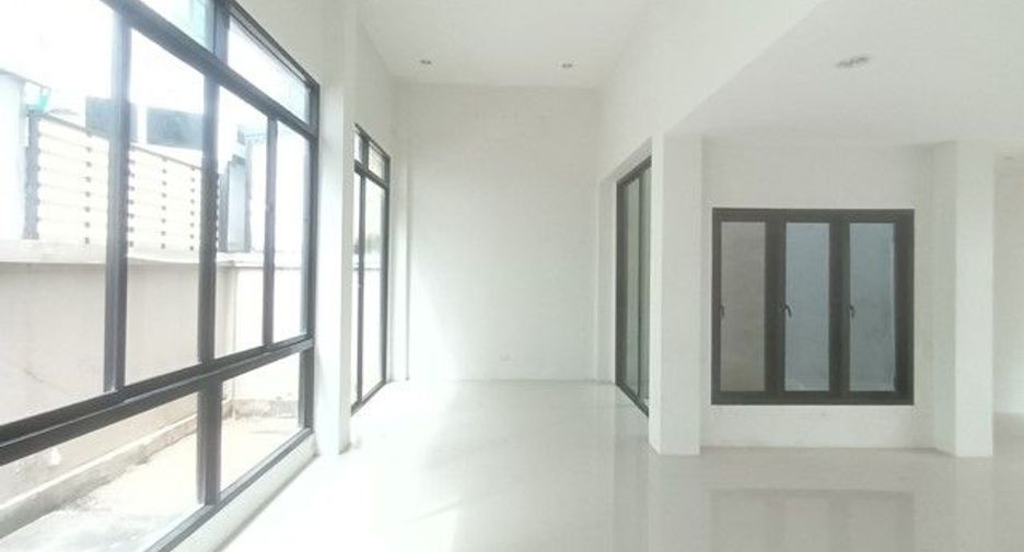 Casa adosada en venta de estudio en Thung Khru, Bangkok