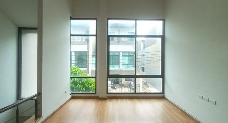 Casa adosada en venta de estudio en Thung Khru, Bangkok