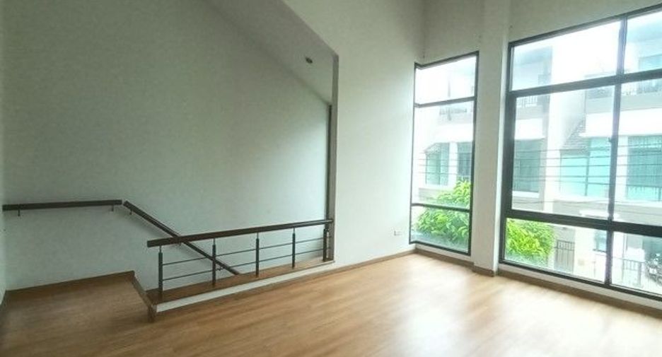 Casa adosada en venta de estudio en Thung Khru, Bangkok