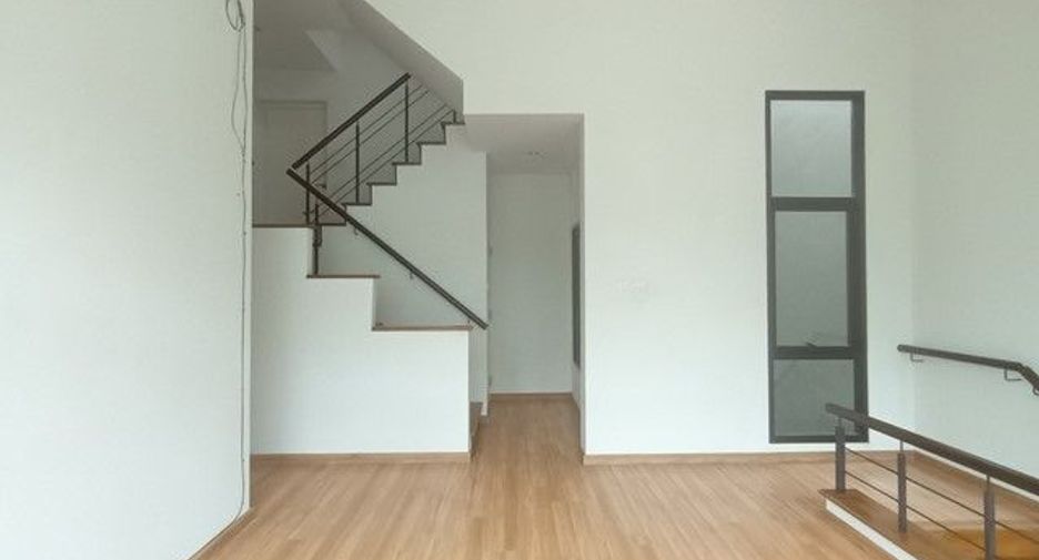 Casa adosada en venta de estudio en Thung Khru, Bangkok