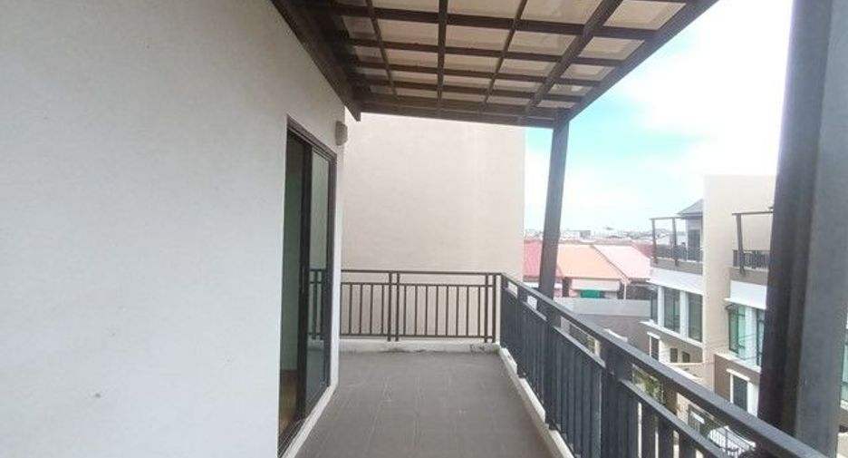 Casa adosada en venta de estudio en Thung Khru, Bangkok