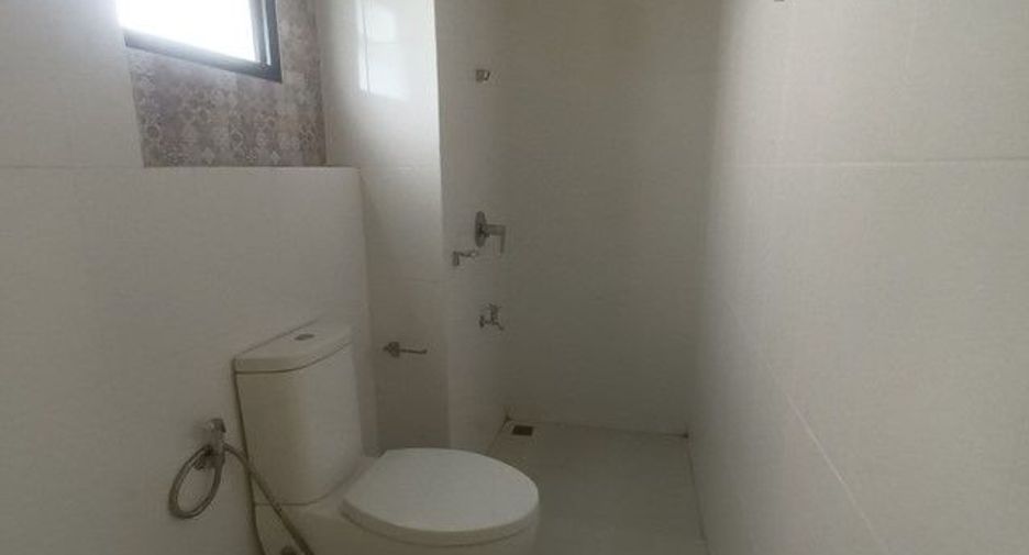 Casa adosada en venta de estudio en Thung Khru, Bangkok