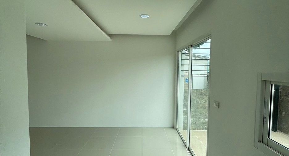 Casa adosada en venta de estudio en Bang Khen, Bangkok