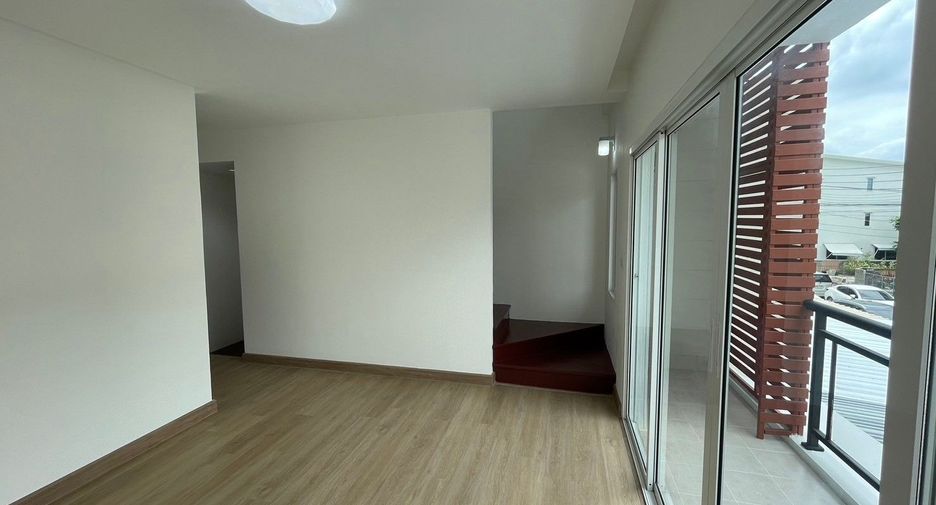 Casa adosada en venta de estudio en Bang Khen, Bangkok