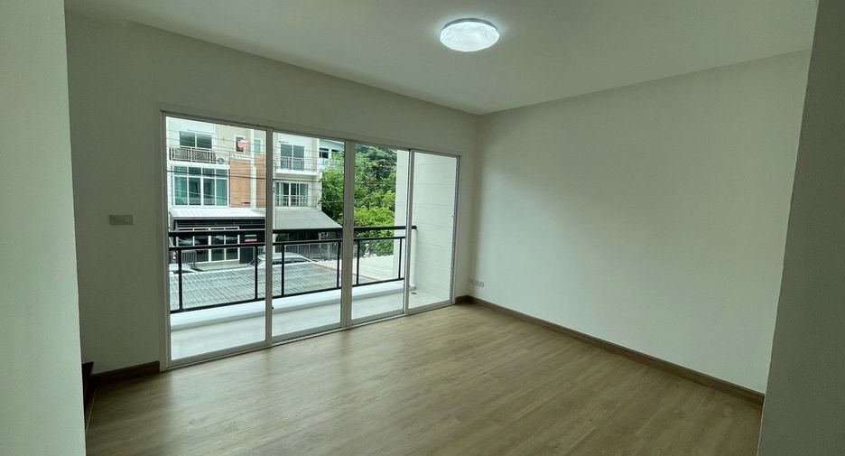 Casa adosada en venta de estudio en Bang Khen, Bangkok
