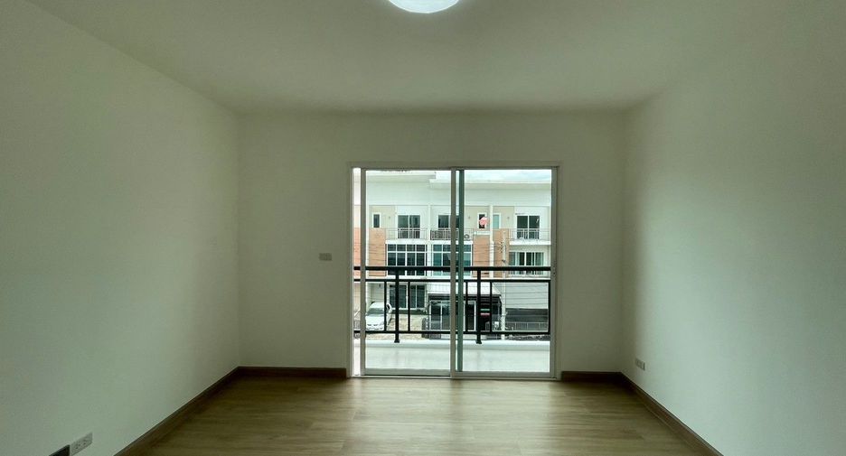 Casa adosada en venta de estudio en Bang Khen, Bangkok