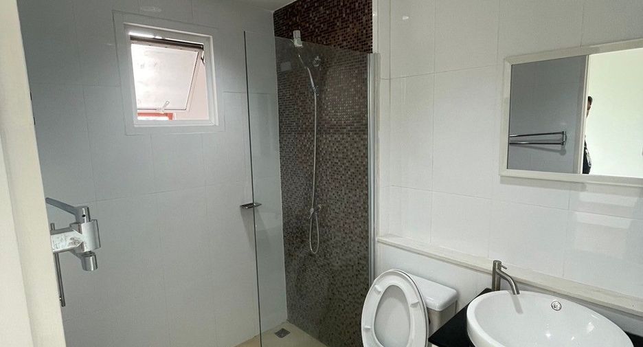 Casa adosada en venta de estudio en Bang Khen, Bangkok