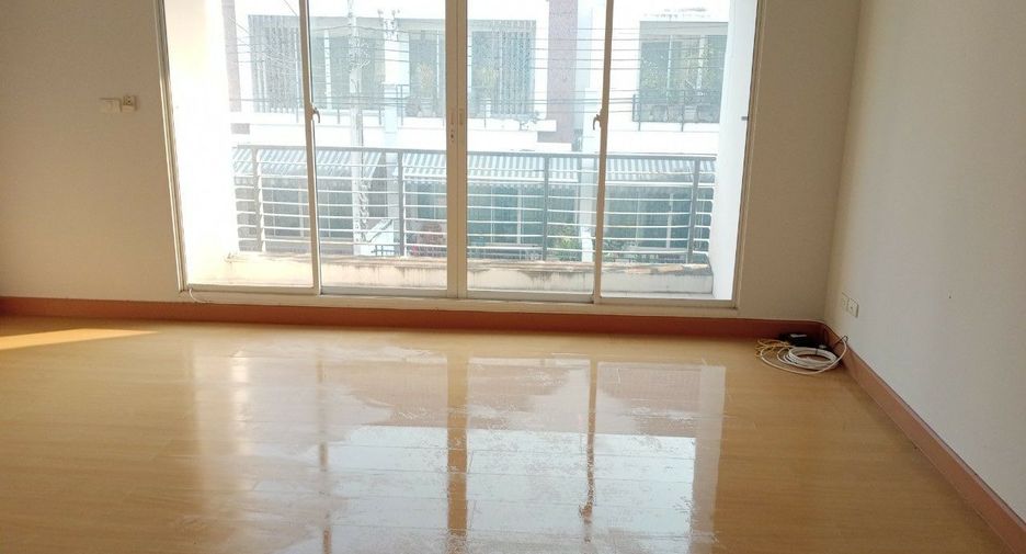 For sale studio townhouse in Phasi Charoen, Bangkok