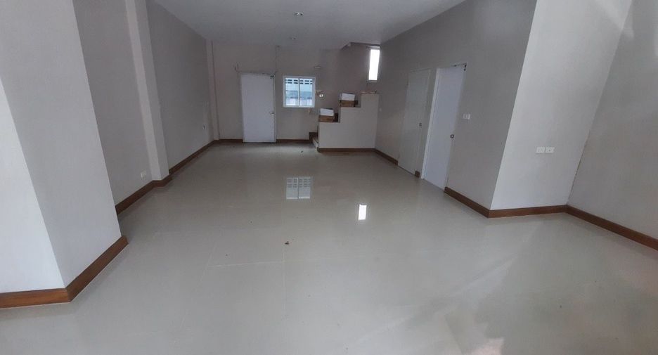 Casa adosada en venta de estudio en Lat Phrao, Bangkok