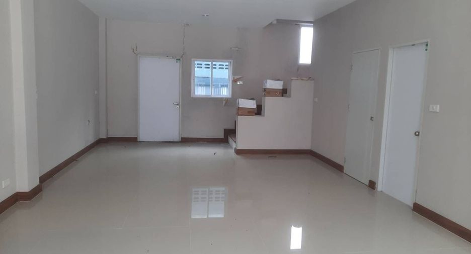 Casa adosada en venta de estudio en Lat Phrao, Bangkok