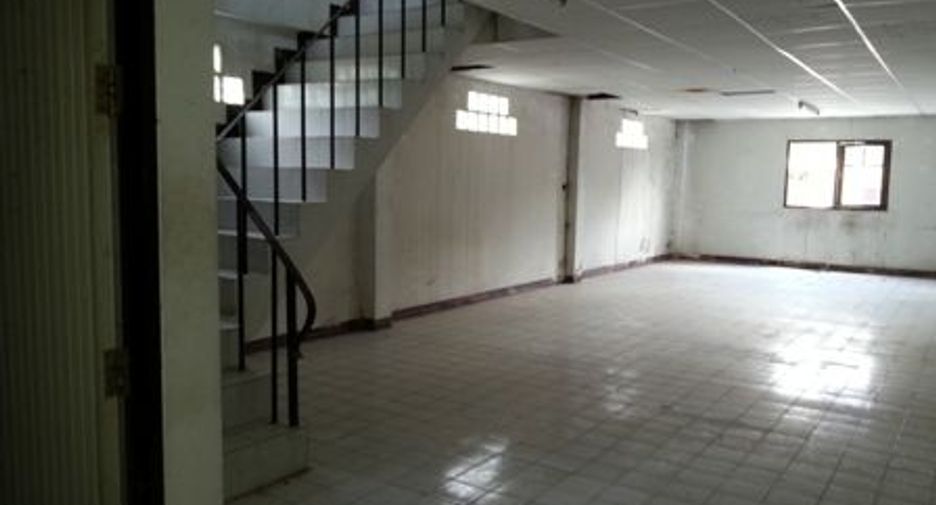 Casa adosada en venta de estudio en Taling Chan, Bangkok