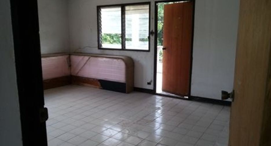 Casa adosada en venta de estudio en Taling Chan, Bangkok