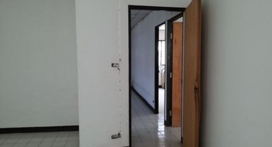Casa adosada en venta de estudio en Taling Chan, Bangkok