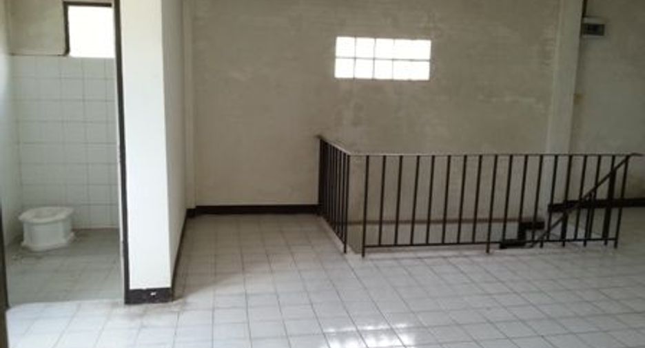Casa adosada en venta de estudio en Taling Chan, Bangkok