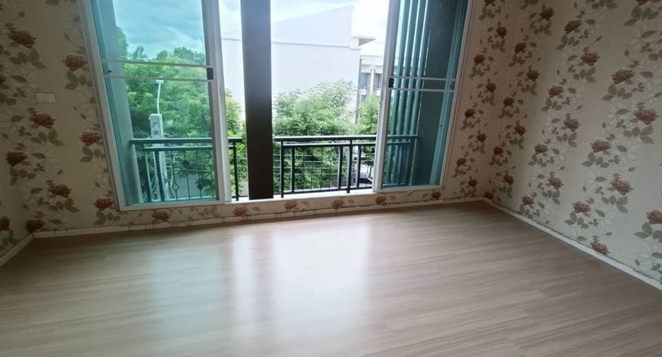 For sale studio townhouse in Lat Phrao, Bangkok