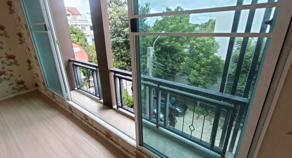 For sale studio townhouse in Lat Phrao, Bangkok