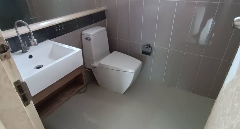For sale studio townhouse in Lat Phrao, Bangkok