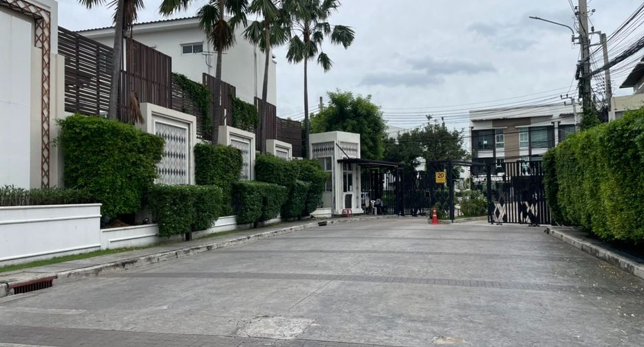 For sale studio townhouse in Lat Phrao, Bangkok