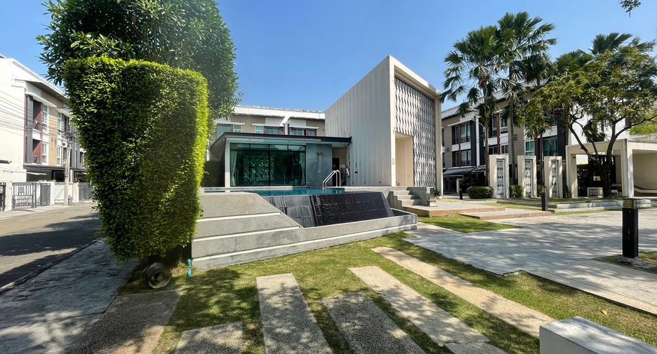 For sale studio townhouse in Lat Phrao, Bangkok